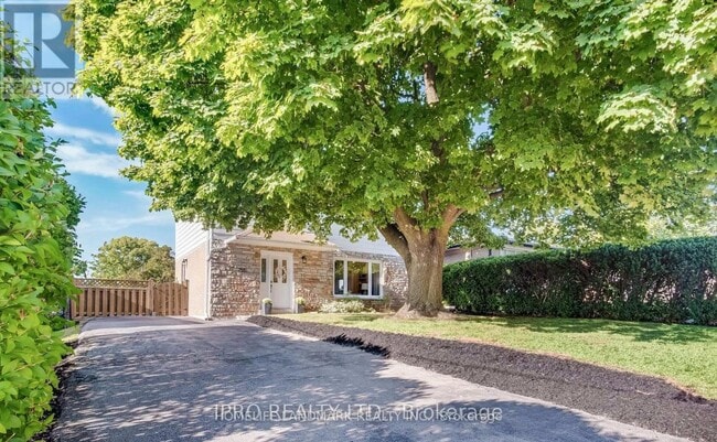 Building Photo - 755 Botany Hill Crescent