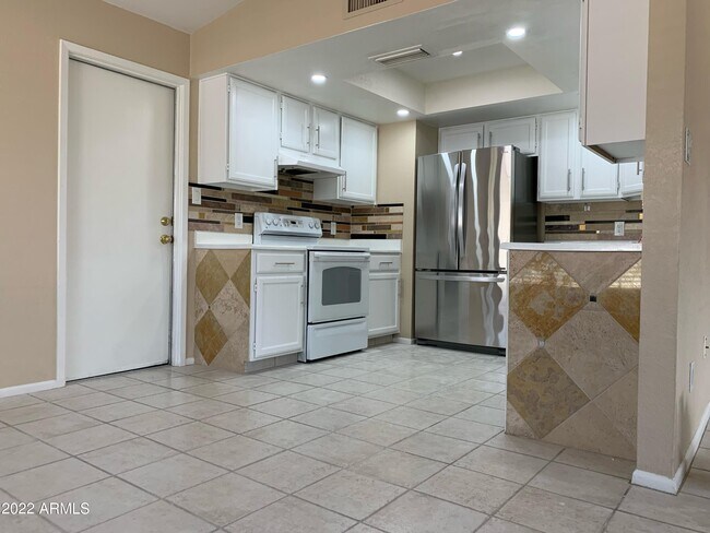 Foto del edificio - 6920 E Grandview Dr