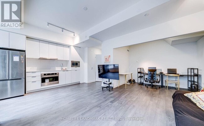 Building Photo - 8 Olympic Gdn Dr