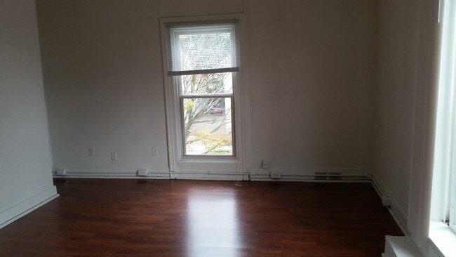 Building Photo - 504 W Irving Ave