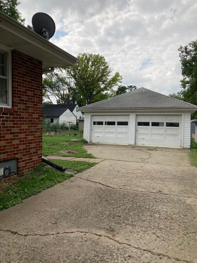 Building Photo - 4124 Lower Beaver Rd