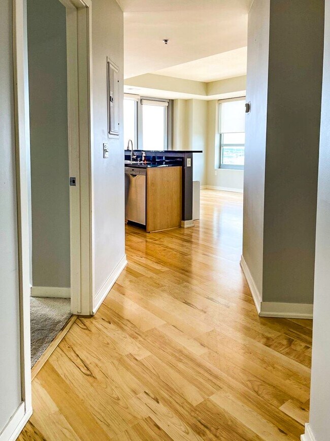 Foto del edificio - 21st Floor Corner Unit | Downtown Luxury Living w/ Balcony, Parking & Amenities