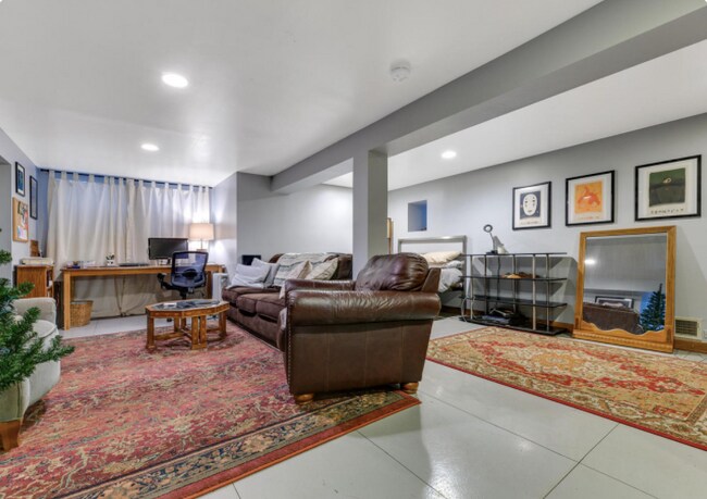 Open living space - 941 N Hoyne Ave