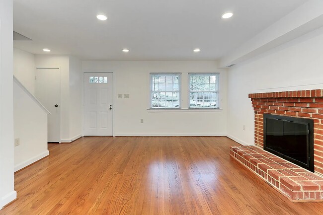 Building Photo - 453 Hampton Ct