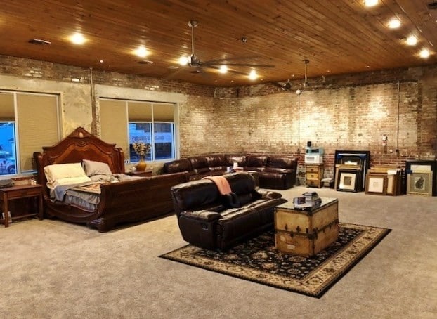 Interior Photo - 1109 S Broadway St