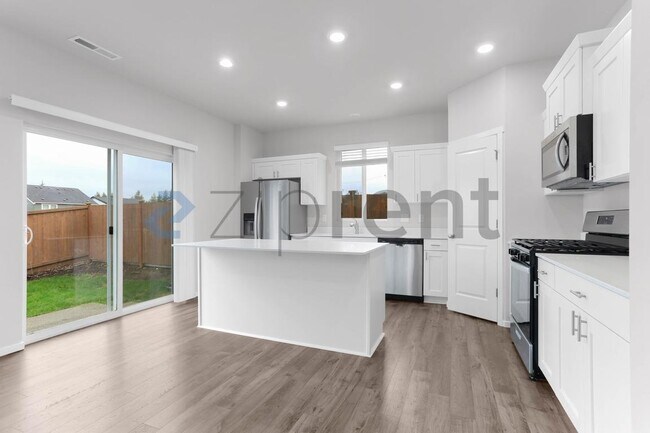 Building Photo - 1421 SW Pendleton Way