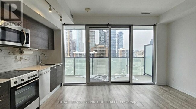 Building Photo - 28 Wellesley St E