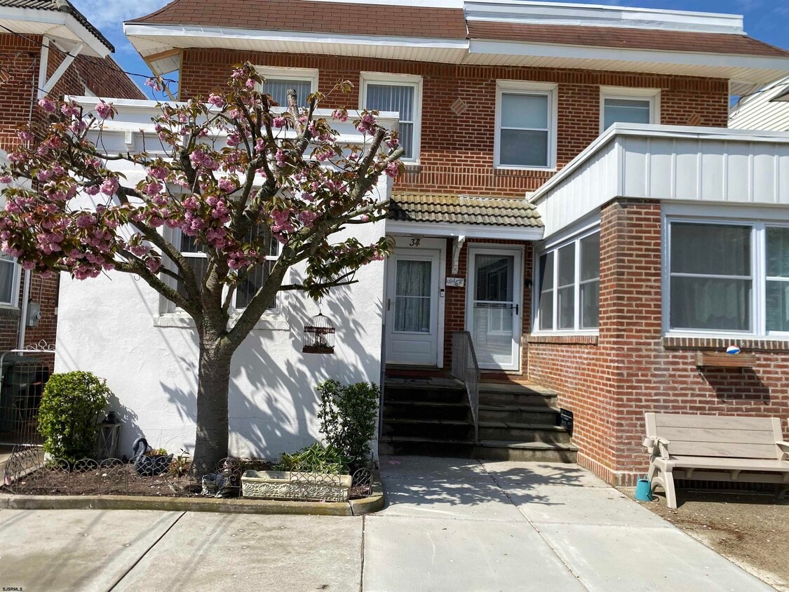 Primary Photo - 34 N Montgomery Ave