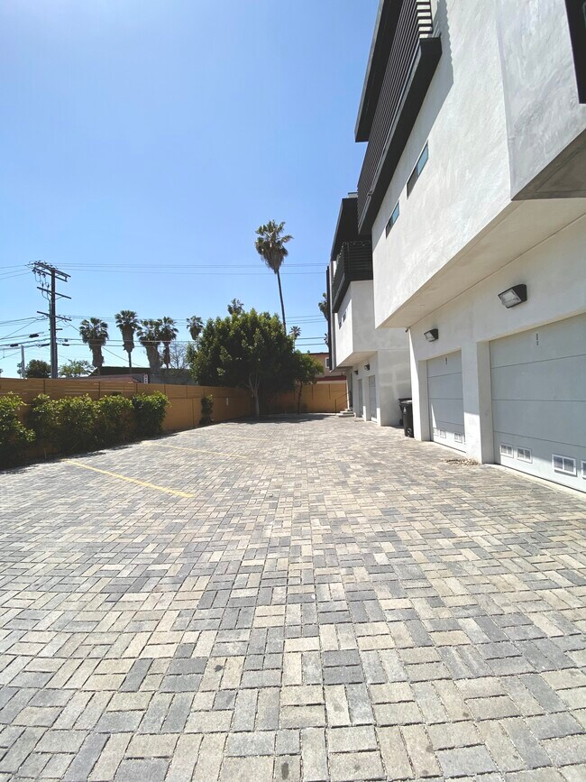 Foto del edificio - 727 N Alexandria Ave