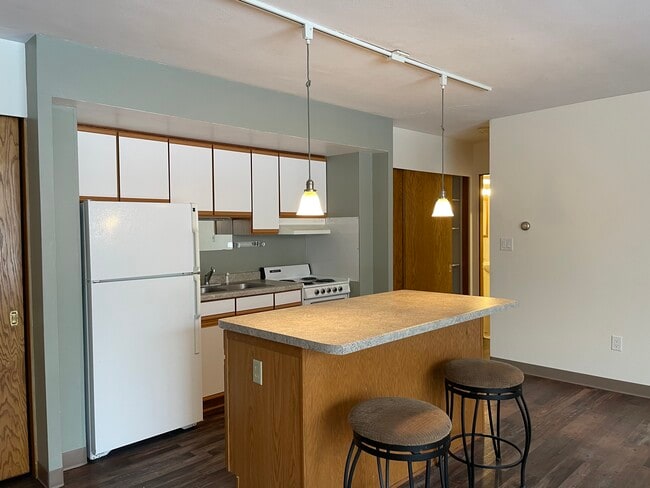 Building Photo - 405 10th Ave N
