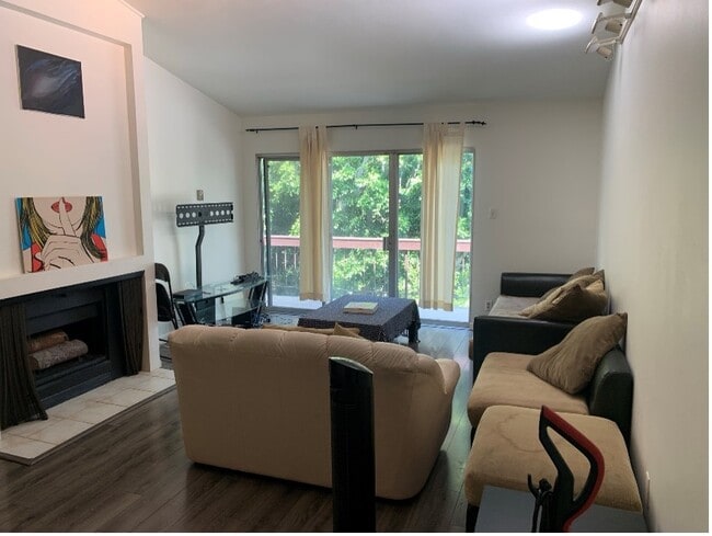 Family/Living Room - 440 Veteran Ave