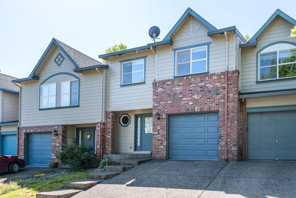 Primary Photo - Fantastic recently remodeled 3-bdrm/2.5-ba...