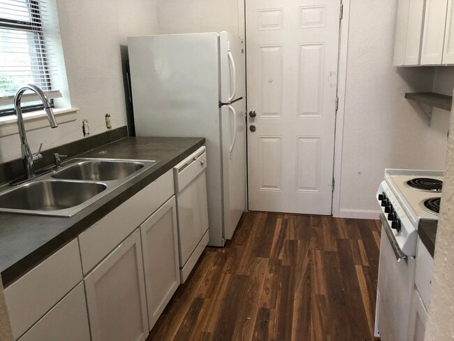 Building Photo - 429 N Wilhite