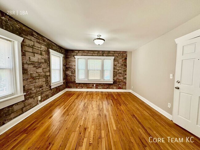 Building Photo - 2 Bed in South Hyde Park For Rent!