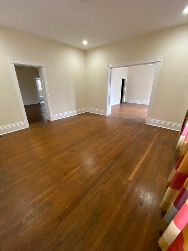 Sala de estar y entrada - 621 E 13th Ave