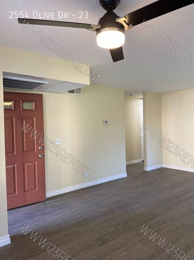 Foto del edificio - 2554 Olive Dr
