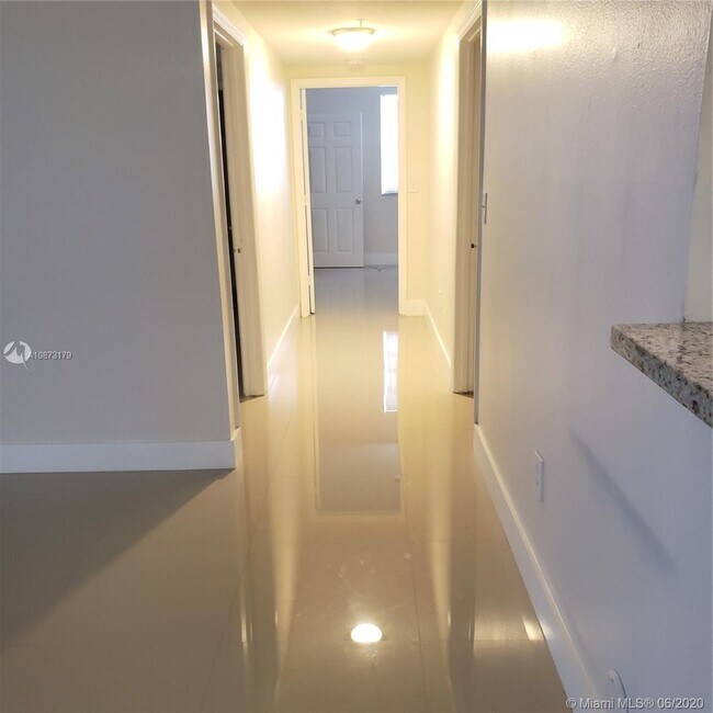 Foto del edificio - 230 SW 117th Terrace