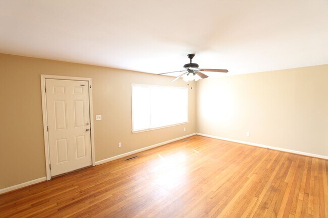 Building Photo - New On The Market!! - Large 3 Bedroom 2 Ba...