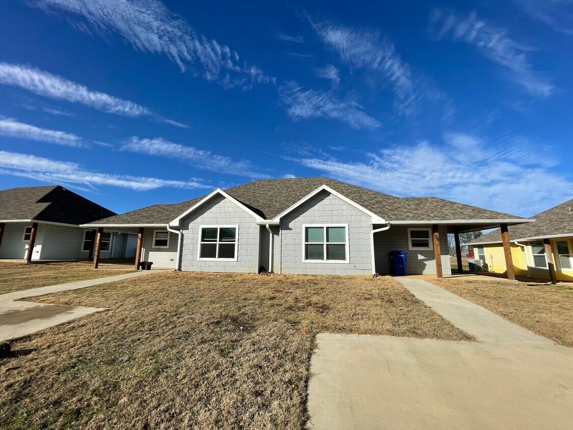 Foto principal - Close to school/Neighborhood surrounded by...
