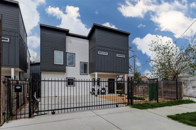 Building Photo - 5407 Lee St