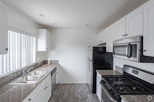 3BR, 2BA - 1100 SF - 3212 Bagley Ave