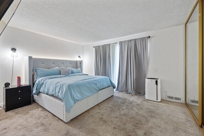 Foto del edificio - Charming 3-Bedroom Home in Gated South Par...