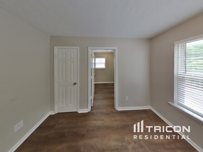 Building Photo - 283 Iris Dr