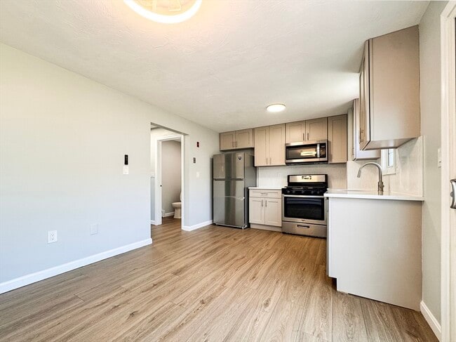 Building Photo - 9 Lydon Ln