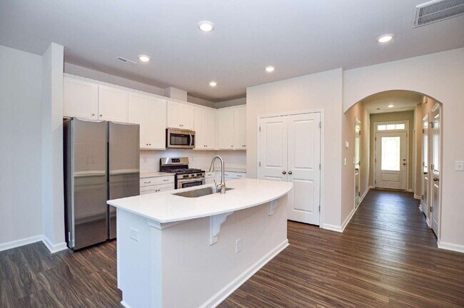 Building Photo - Easy Tega Cay Living in a Thoughtfully Updated Townhome