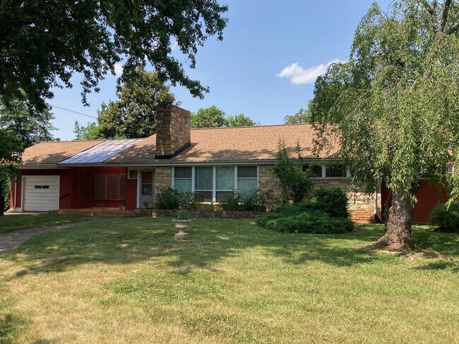 Building Photo - 4 BR/3 BA Home with Large Yard