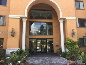 Building Photo - 9340 Fontainebleau Blvd