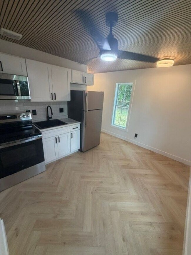 Foto del edificio - Renovated One Bedroom Stand Alone Apartment