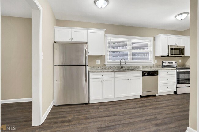 Building Photo - 3020 Collier Dr NW