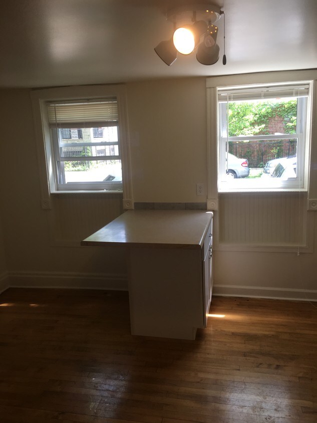 Primary Photo - 3135 N Oakley Ave