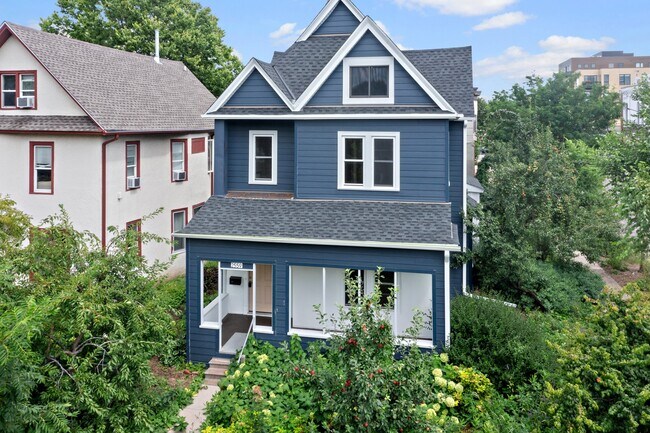 Unidad superior (3 dormitorios/1 baño) en alquiler - 2559 Aldrich Ave S