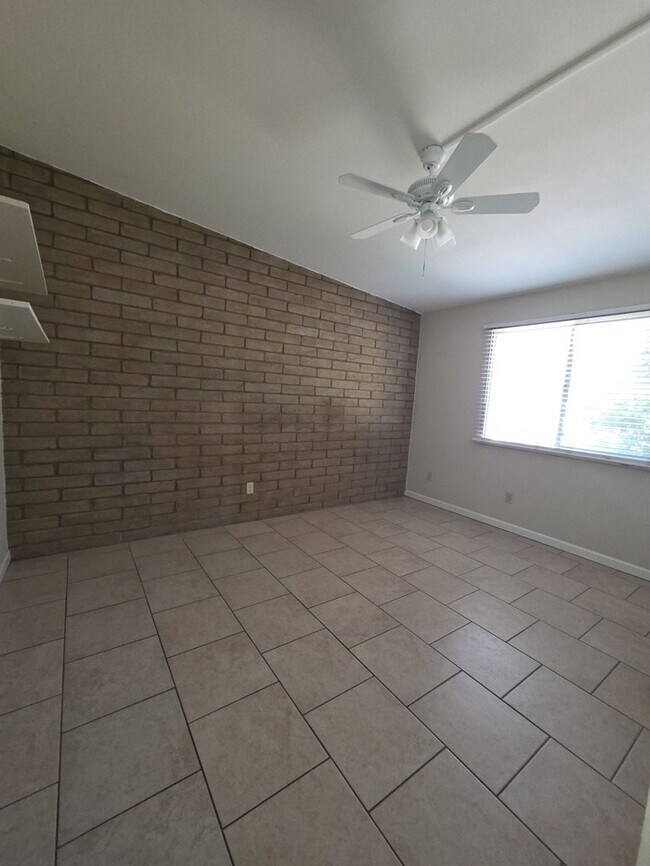 Building Photo - 4 Bedroom 2 bath in Tempe