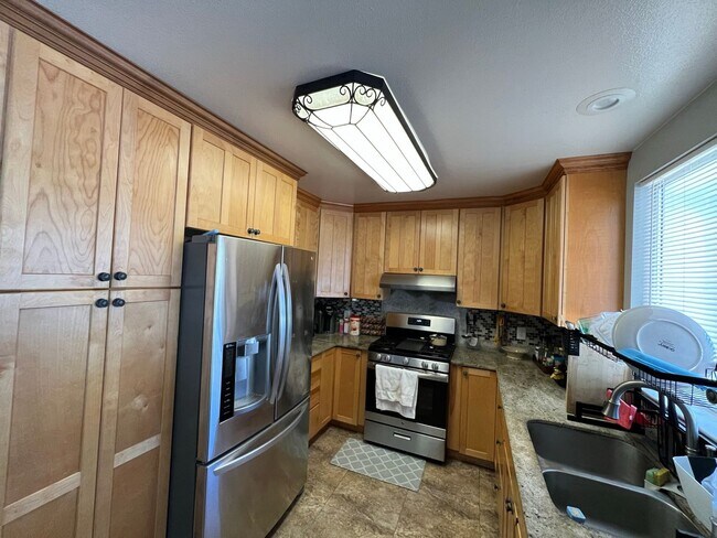 Building Photo - 4br/2.5ba in Maili w/enclosed yard & solar...