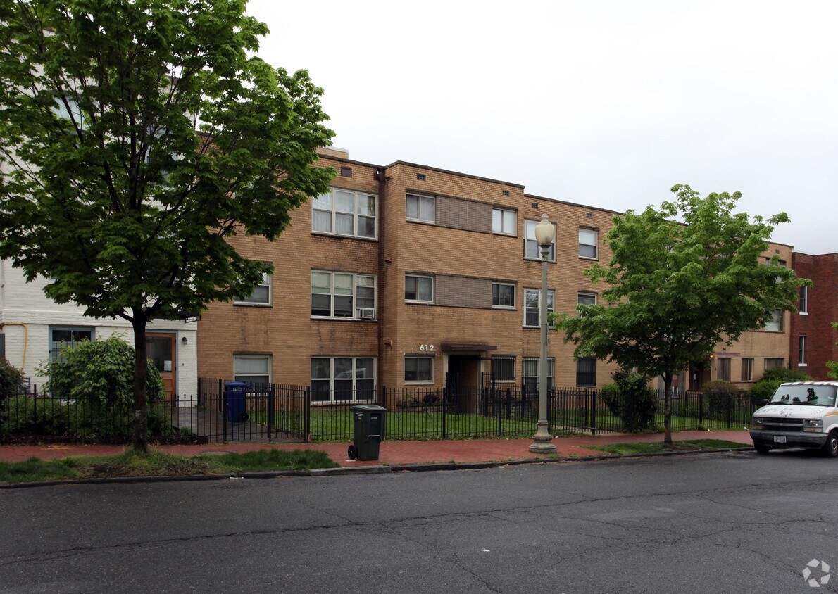 Foto principal - 612 12th St NE