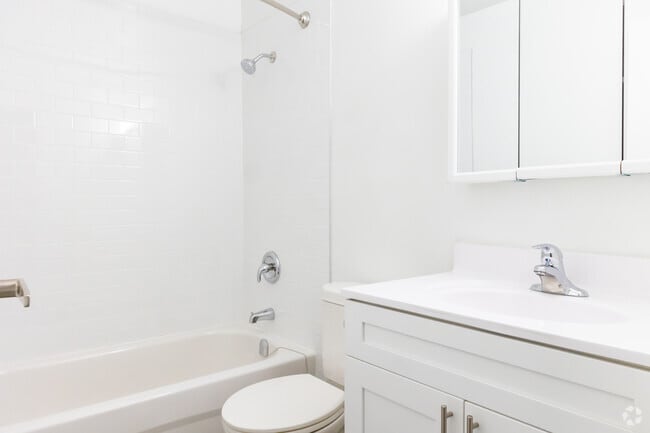 1BR, 1BA - 866SF - Bathroom - Bedford Oaks