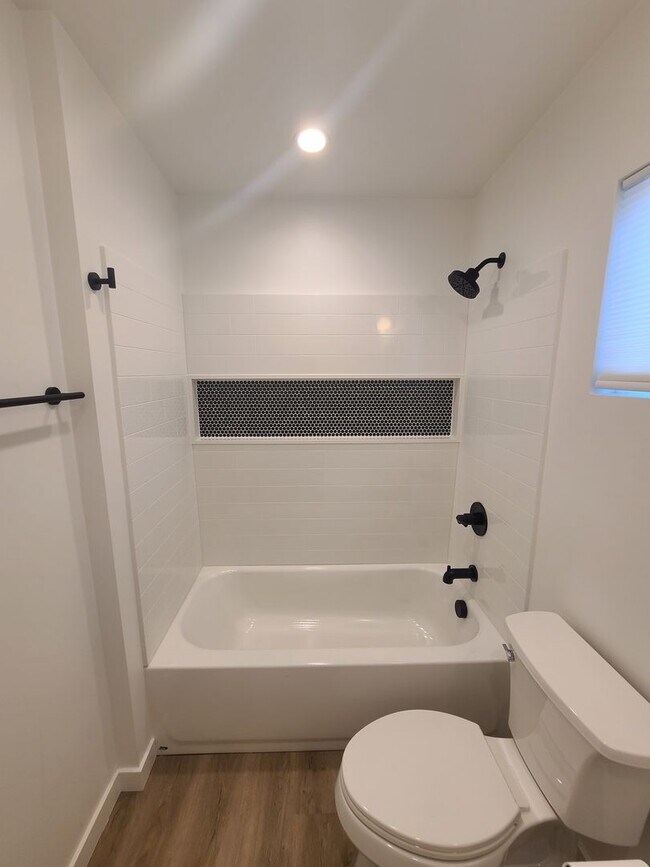 Building Photo - Gorgeous & Modern ADU w/ Solar, Washer/Dry...