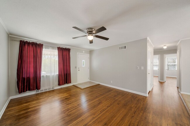 Building Photo - This beautifully updated 4-bedroom, 1-bath...