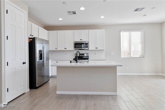 Building Photo - 3859 Painted Lady Ave