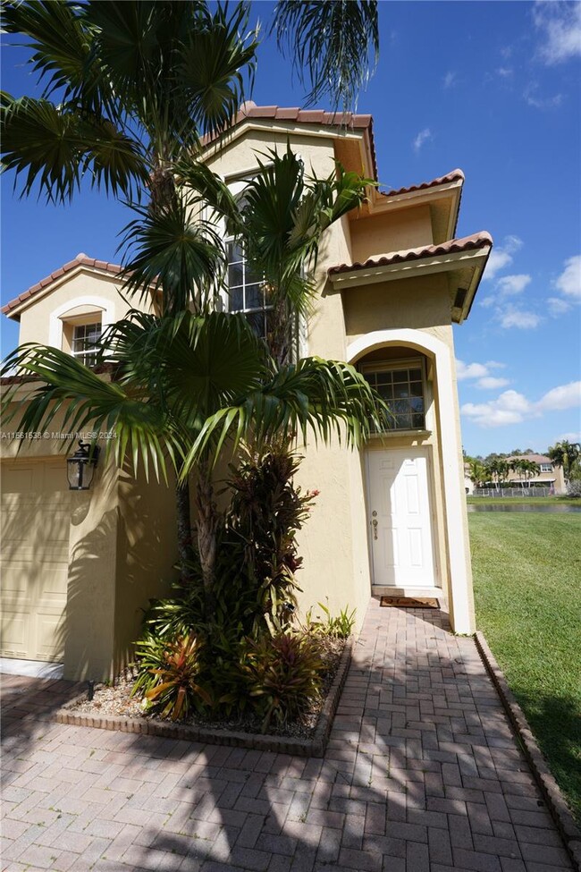 Building Photo - 16600 Sapphire Manor