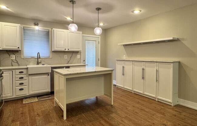 Foto del edificio - Spacious Passyunk Square Home with Finished Basement & Patio