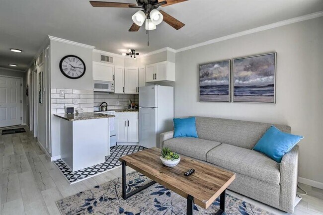 Building Photo - 6102 Seawall Blvd