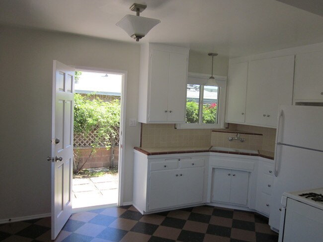 Kitchen - 10914 Collins St