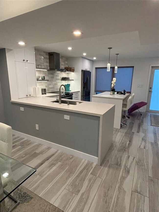 Building Photo - 613 NE 26th Ave