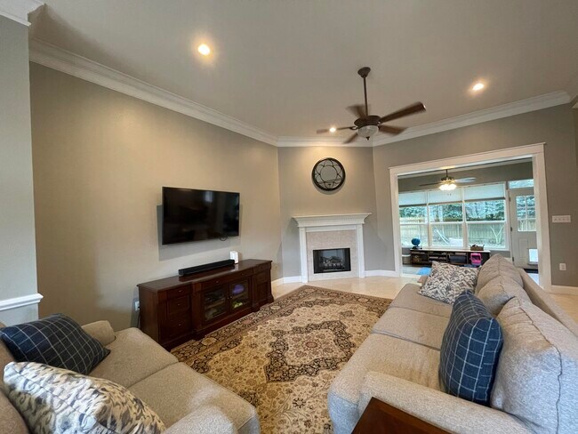 Foto del edificio - 827 Coldwater Creek Cir