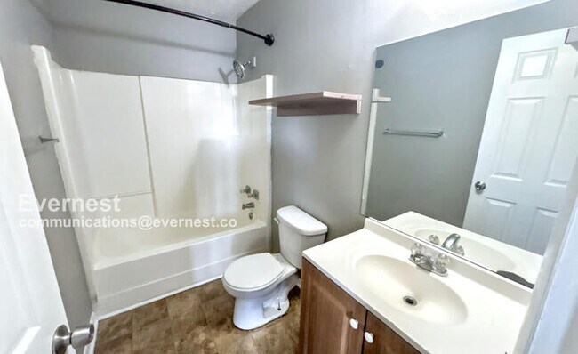 Foto del edificio - 5112 Linbar Dr
