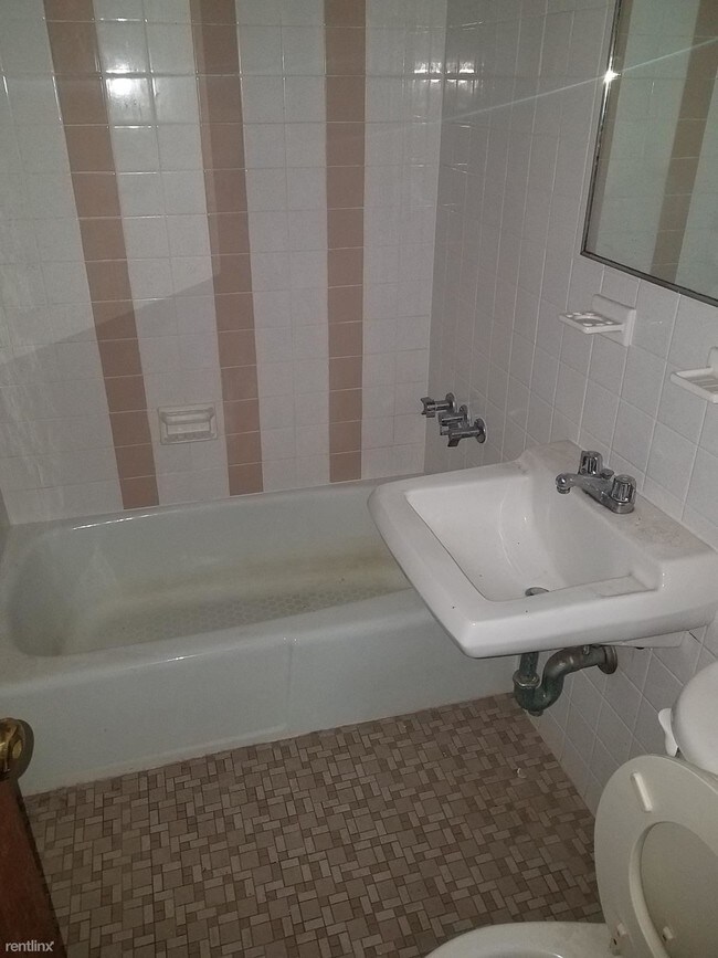 Foto del edificio - 70 S Huntington Ave